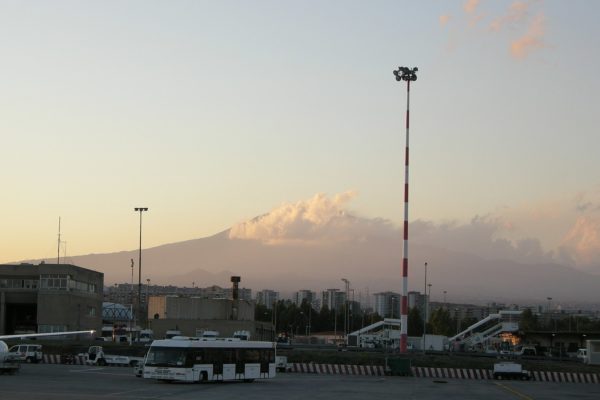 1600px-Aeroporto_di_catania,_veduta_etna