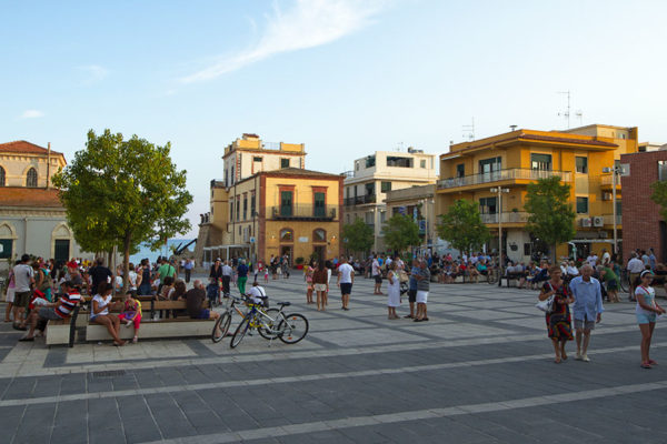 Piazza_Duca_degli_Abruzzi,_Marina_di_Ragusa,_Ragusa,_Sicily,_Italy_-_panoramio_(1)